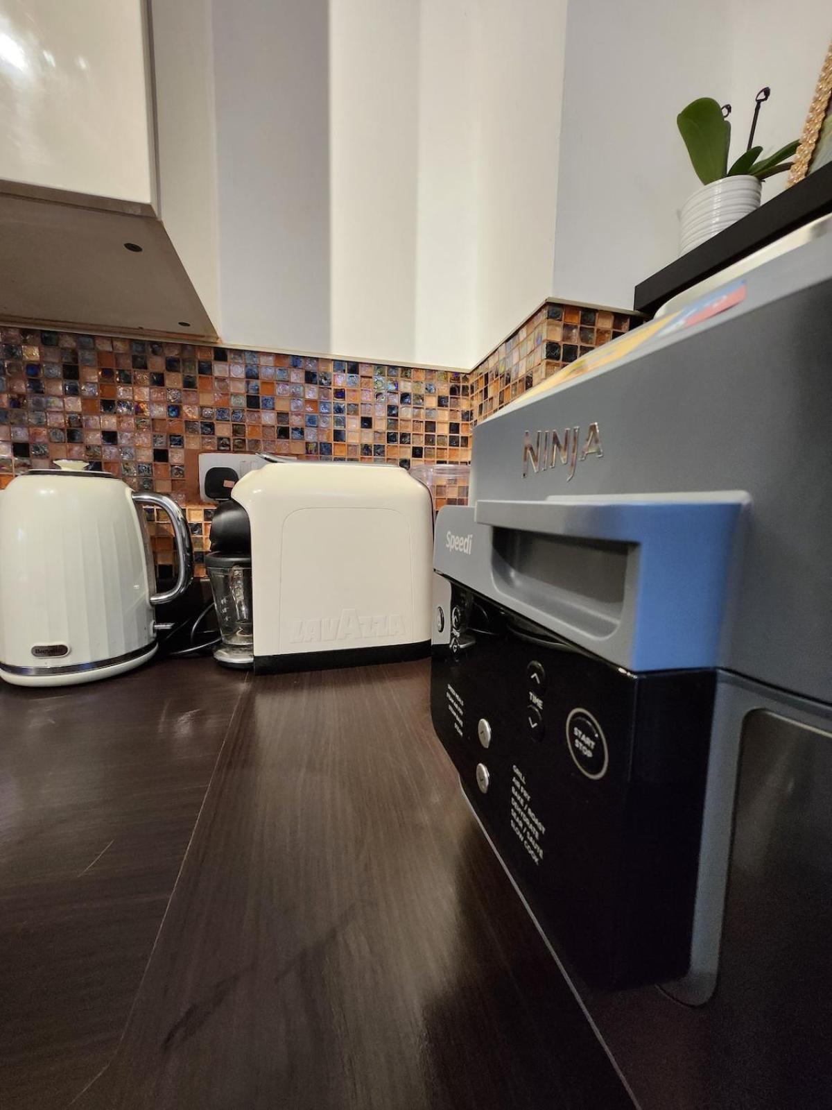 Modern Beautiful Luxury Coach House Free Parking Apartment *
