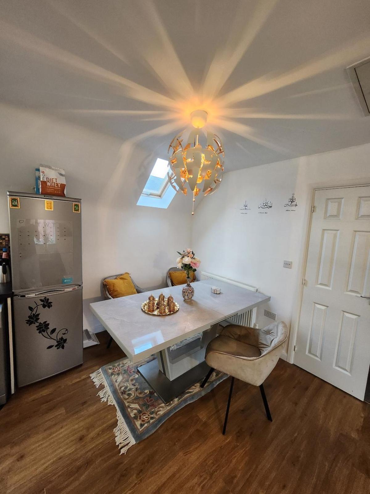 Modern Beautiful Luxury Coach House Free Parking Apartment